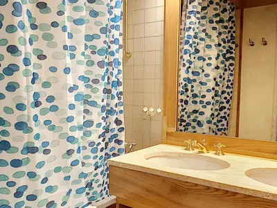 Salle de bains dans l'établissement Studio confort avec balcon, centre Val-d'Isère - FR-1-518-122