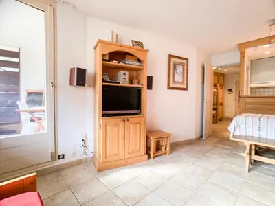 Télévision ou salle de divertissement dans l'établissement Appartement Confortable Pied des Pistes avec Balcon - FR-1-502-269