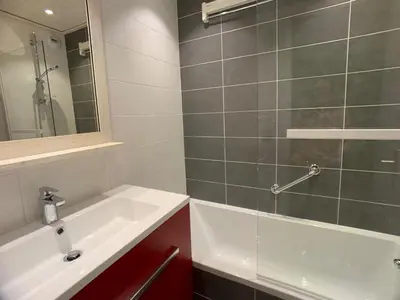 Salle de bains dans l'établissement Appartement 2 pièces confortable avec balcon au pied des pistes - FR-1-502-288