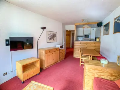 Un ou plusieurs lits dans un hébergement de l'établissement Appartement 2 pièces confortable avec balcon au pied des pistes - FR-1-502-288