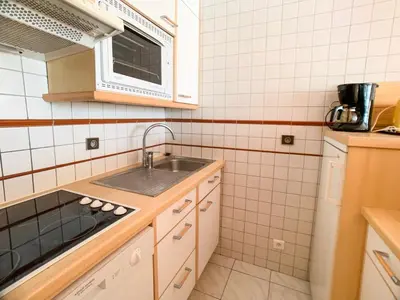 Cuisine ou kitchenette dans l'établissement Appartement 2 pièces confortable avec balcon au pied des pistes - FR-1-502-288