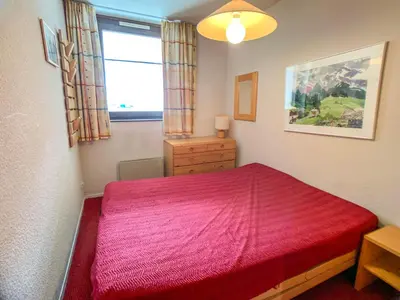 Un ou plusieurs lits dans un hébergement de l'établissement Appartement 2 pièces confortable avec balcon au pied des pistes - FR-1-502-288