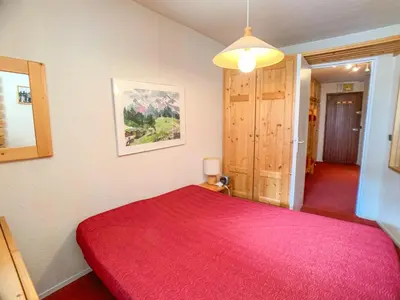 Un ou plusieurs lits dans un hébergement de l'établissement Appartement 2 pièces confortable avec balcon au pied des pistes - FR-1-502-288