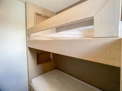Un ou plusieurs lits dans un hébergement de l'établissement Studio cabine au pied des pistes, animaux acceptés - FR-1-502-286