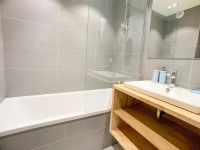 Salle de bains dans l'établissement Studio cabine au pied des pistes, animaux acceptés - FR-1-502-286