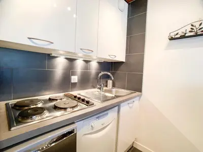 Cuisine ou kitchenette dans l'établissement Appartement 2 pièces confortable, balcon, animaux acceptés - FR-1-502-285