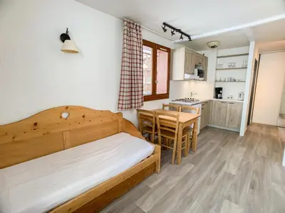 Cuisine ou kitchenette dans l'établissement Appartement spacieux ski aux pieds avec balcon pour 6 personnes - FR-1-502-289