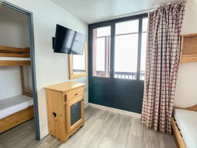 Un ou plusieurs lits dans un hébergement de l'établissement Appartement spacieux ski aux pieds avec balcon pour 6 personnes - FR-1-502-289