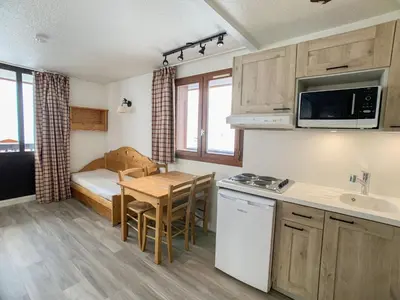Cuisine ou kitchenette dans l'établissement Appartement spacieux ski aux pieds avec balcon pour 6 personnes - FR-1-502-289