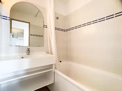 Salle de bains dans l'établissement Appartement spacieux ski aux pieds avec balcon pour 6 personnes - FR-1-502-289