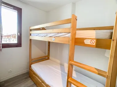 Un ou plusieurs lits superposés dans un hébergement de l'établissement Appartement spacieux ski aux pieds avec balcon pour 6 personnes - FR-1-502-289