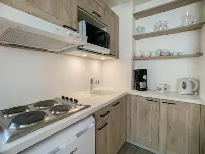 Cuisine ou kitchenette dans l'établissement Appartement spacieux ski aux pieds avec balcon pour 6 personnes - FR-1-502-289