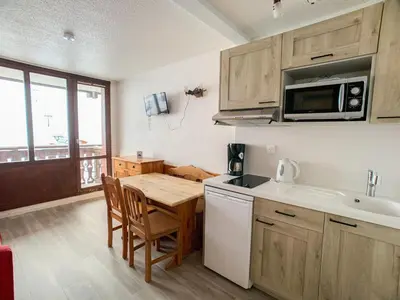 Cuisine ou kitchenette dans l'établissement Studio lumineux ski-aux-pieds avec balcon, animaux acceptés - FR-1-502-309