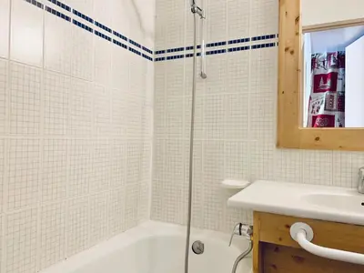 Salle de bains dans l'établissement Studio lumineux ski-aux-pieds avec balcon, animaux acceptés - FR-1-502-309