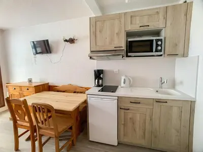 Cuisine ou kitchenette dans l'établissement Studio lumineux ski-aux-pieds avec balcon, animaux acceptés - FR-1-502-309