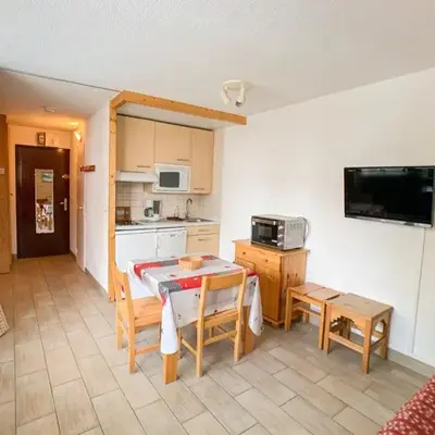 Studio rénové proche pistes et commerces avec balcon