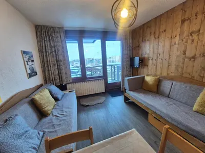 Coin salon dans l'établissement Appartement accueillant et lumineux Proche des pistes et des commerces Balcon - FR-1-502-322