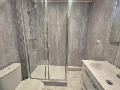 Salle de bains dans l'établissement Appartement accueillant et lumineux Proche des pistes et des commerces Balcon - FR-1-502-322