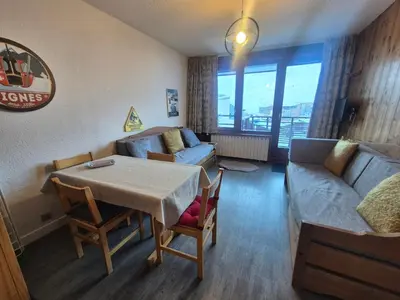 Coin salon dans l'établissement Appartement accueillant et lumineux Proche des pistes et des commerces Balcon - FR-1-502-322