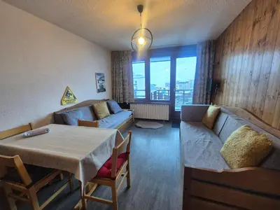 Coin salon dans l'établissement Appartement accueillant et lumineux Proche des pistes et des commerces Balcon - FR-1-502-322
