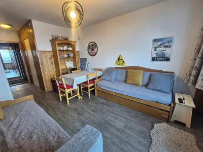 Coin salon dans l'établissement Appartement accueillant et lumineux Proche des pistes et des commerces Balcon - FR-1-502-322