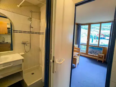 Salle de bains dans l'établissement Studio au pied des pistes avec balcon - Animaux acceptés - FR-1-502-342
