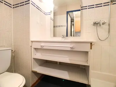 Salle de bains dans l'établissement Studio au pied des pistes avec balcon - Animaux acceptés - FR-1-502-342
