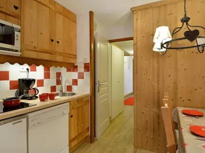 Cuisine ou kitchenette dans l'établissement Appartement skis aux pieds, rénové, 5 pers. - FR-1-181-1953