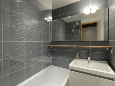 Salle de bains dans l'établissement Appartement rénové 5 pers au pied des pistes - FR-1-181-1956