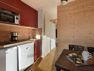 Cuisine ou kitchenette dans l'établissement Appartement rénové 5 pers au pied des pistes - FR-1-181-1956