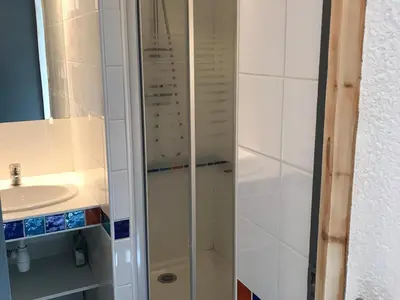 Salle de bains dans l'établissement Studio rénové 2019 · Ski aux pieds · Balcon · 4 pers - FR-1-181-1997