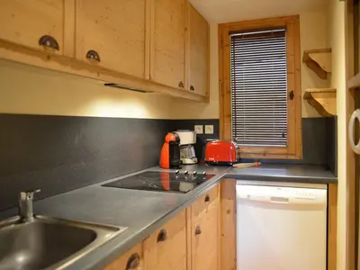 Cuisine ou kitchenette dans l'établissement Appartement chaleureux au pied des pistes, 7 personnes - FR-1-181-2020