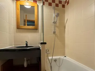 Salle de bains dans l'établissement Studio avec accès pistes, vue pistes, 4 pers, casier à skis - FR-1-181-2034