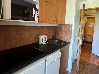 Cuisine ou kitchenette dans l'établissement Studio avec accès pistes, vue pistes, 4 pers, casier à skis - FR-1-181-2034