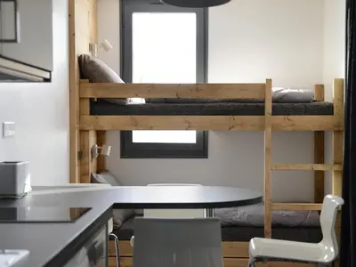 Un ou plusieurs lits superposés dans un hébergement de l'établissement Studio rénové, accès pistes, balcon - FR-1-181-2011