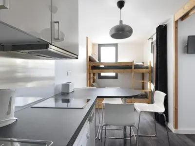 Cuisine ou kitchenette dans l'établissement Studio rénové, accès pistes, balcon - FR-1-181-2011