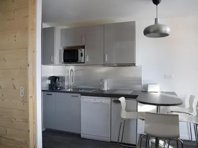 Cuisine ou kitchenette dans l'établissement Studio rénové, accès pistes, balcon - FR-1-181-2011