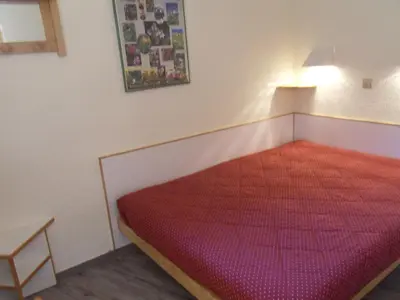 Un ou plusieurs lits dans un hébergement de l'établissement Appartement cosy, skis aux pieds, 3 pièces pour 7, balcon vue pistes - FR-1-181-2035