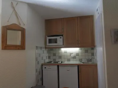 Cuisine ou kitchenette dans l'établissement Appartement cosy, skis aux pieds, 3 pièces pour 7, balcon vue pistes - FR-1-181-2035