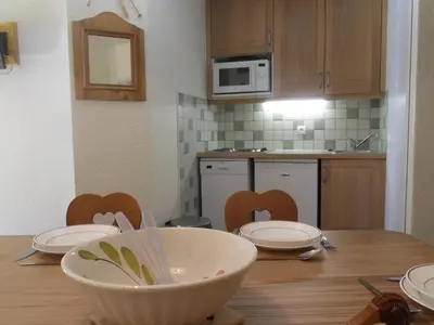 Cuisine ou kitchenette dans l'établissement Appartement cosy, skis aux pieds, 3 pièces pour 7, balcon vue pistes - FR-1-181-2035