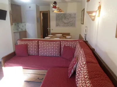 Coin salon dans l'établissement Appartement cosy, skis aux pieds, 3 pièces pour 7, balcon vue pistes - FR-1-181-2035