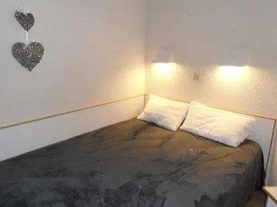 Un ou plusieurs lits dans un hébergement de l'établissement Appartement cosy au pied des pistes avec balcon et parking - FR-1-181-2040