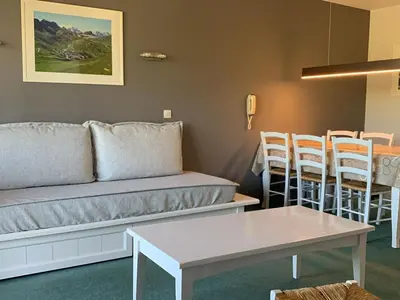 Coin salon dans l'établissement Appartement rénové avec balcon, ski aux pieds, animaux acceptés - FR-1-181-2028