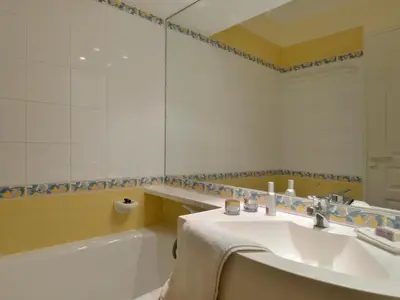 Salle de bains dans l'établissement Appartement rénové avec balcon, ski aux pieds, animaux acceptés - FR-1-181-2028