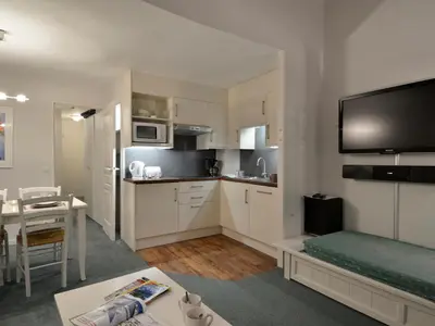 Cuisine ou kitchenette dans l'établissement Appartement rénové avec balcon, ski aux pieds, animaux acceptés - FR-1-181-2028