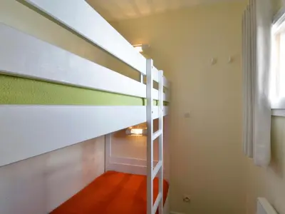 Un ou plusieurs lits dans un hébergement de l'établissement Appartement rénové avec balcon, ski aux pieds, animaux acceptés - FR-1-181-2028