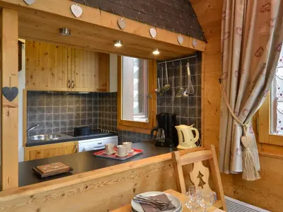 Cuisine ou kitchenette dans l'établissement Appartement skis aux pieds, 6 pers, balcon - FR-1-181-2045