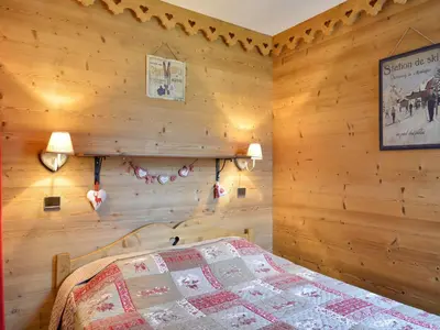 Un ou plusieurs lits dans un hébergement de l'établissement Appartement skis aux pieds, 6 pers, balcon - FR-1-181-2045