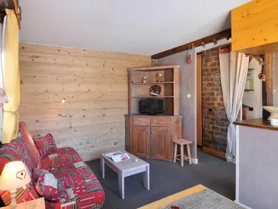 Télévision ou salle de divertissement dans l'établissement Appartement cosy avec accès pistes, casier à skis et parking souterrain - FR-1-181-2036