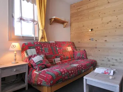 Coin salon dans l'établissement Appartement cosy avec accès pistes, casier à skis et parking souterrain - FR-1-181-2036